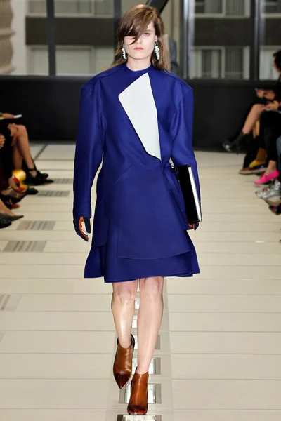 Look 16